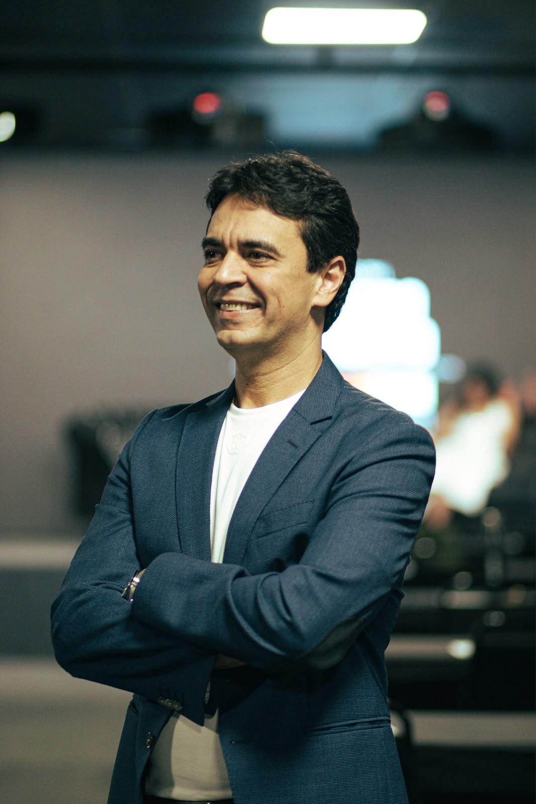 Márcio Manzi sorrindo de perfil durante um evento